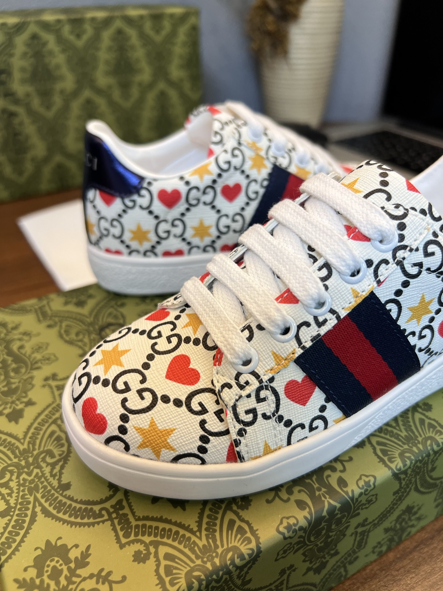 Children's shoes child